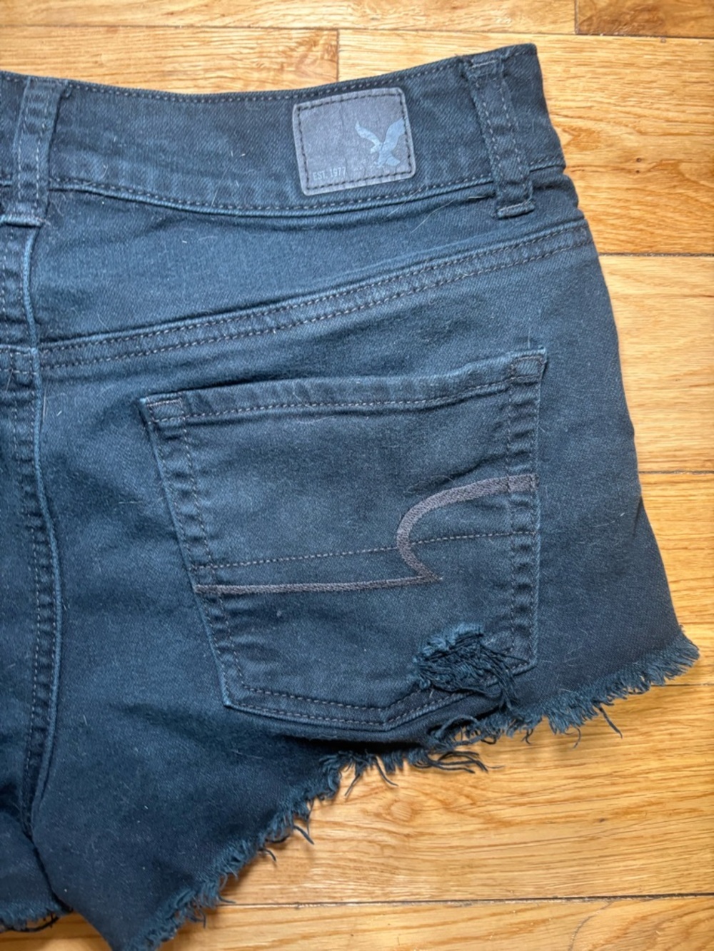 American Eagle Black Distressed Denim Shorts Frayed Hem Low Rise Stretch - Picture 4 of 4